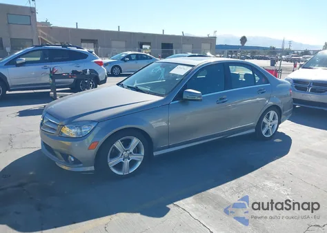 2010 Mercedes-Benz C 300 Luxury/Sport z USA, uszkodzony, nr VIN WDDGF5EB8AR117767